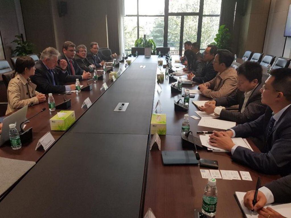 La mesa de negociaciones. Foto: Gobierno de Mendoza.