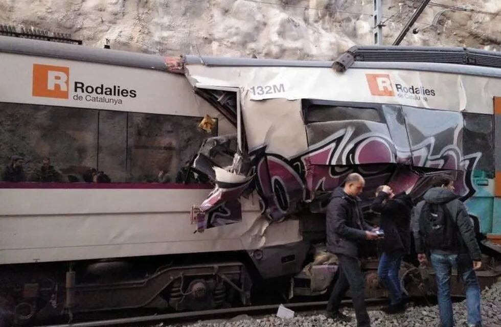 Al menos un muerto y tres heridos graves tras el choque de dos trenes en Barcelona. (Twitter)