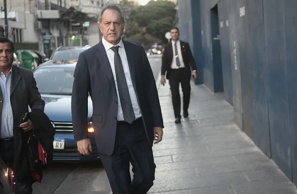 El embajador Daniel Scioli llegó al Senado acompañado por el diputado Marcelo Casaretto (Foto: Federico López Claro)