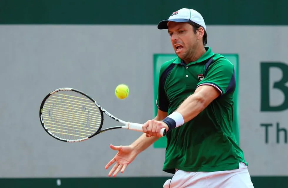 Argentina's Horacio Zeballos returns the ball to Croatia's Ivo Karlovic during their tennis match at the Roland Garros 2017 French Open on May 31, 2017 in Paris.  / AFP PHOTO / GABRIEL BOUYS
