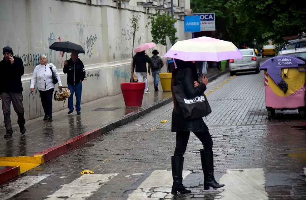 El frío y la lluvia llegaron a la ciudad de Córdoba.
