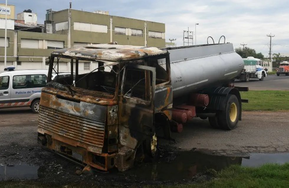 El camión del condenado, que fue quemado por los manifestantes. (Archivo)