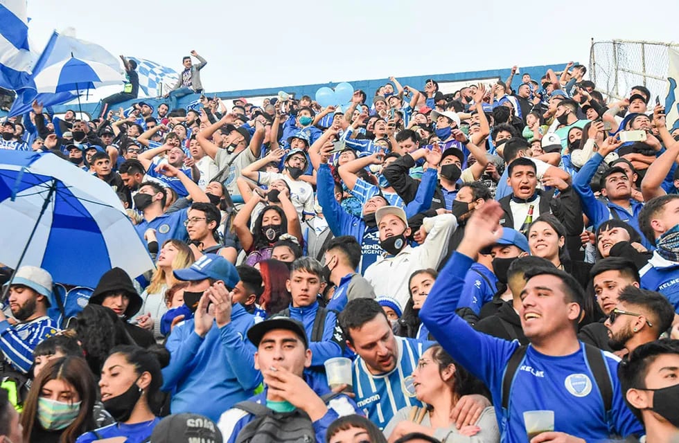 Miles de hinchas de Godoy Cruz coparon el estadio Feliciano Gambarte para festejar los 100 años del Tomba, pese a las restricciones por la pandemia.