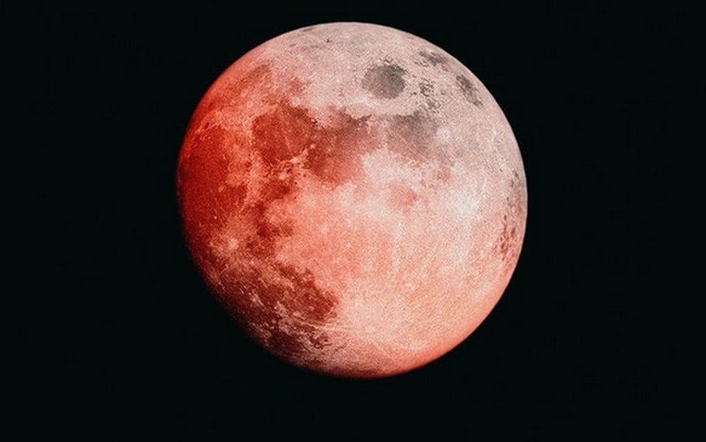 El nombre de luna de sangre proviene del color rojizo que adquiere la luna durante el eclipse.