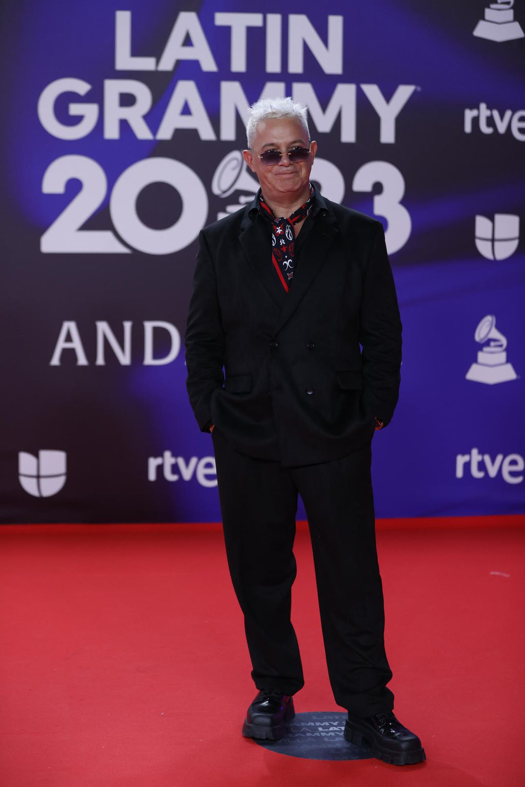 SEVILLA. 16/11/2023.- El cantante Alejandro Sanz posa para los fotógrafos en la alfombra roja de la gala anual de los Latin Grammy, este jueves en Sevilla. EFE/Jorge Zapata
