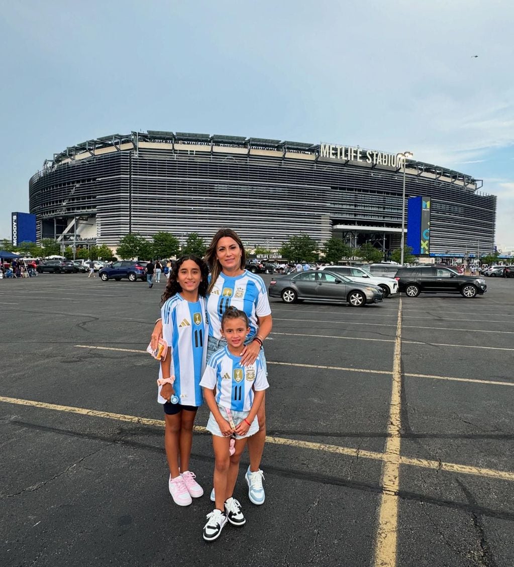 Jorgelina Cardoso fue a ver la semifinal de la Copa América de Estados Unidos 2024 con sus hijas Mía Di María y Pía Di María.