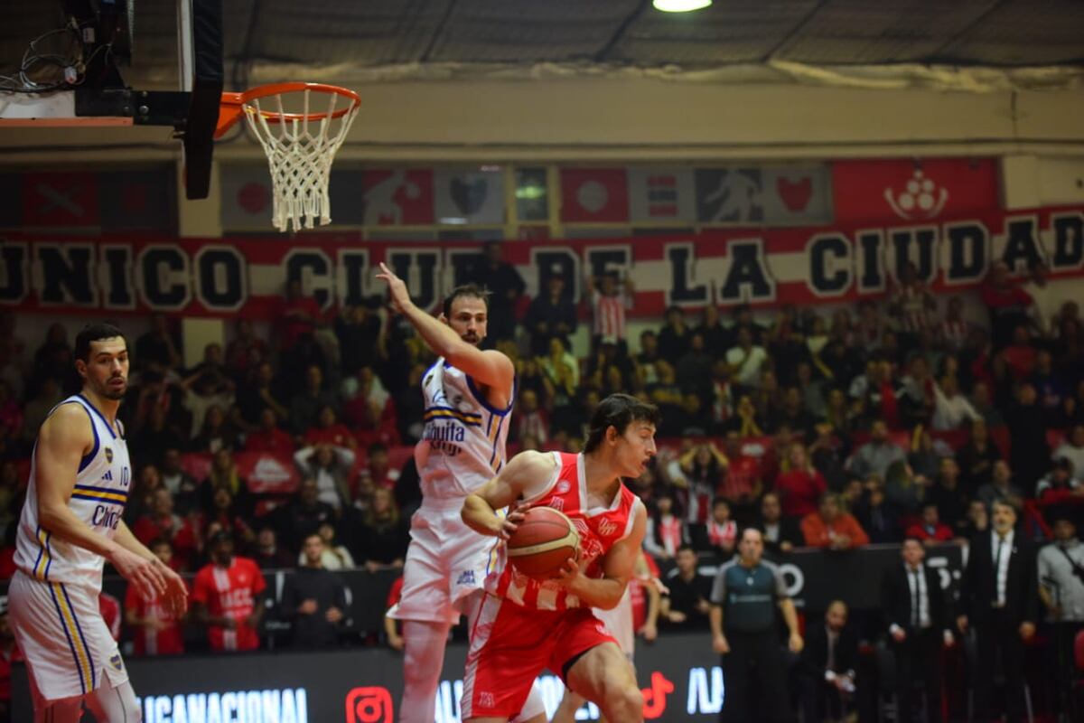 Instituto enfrentó a Boca por el tercer partido de la final de la Liga Nacional, en el estadio Ángel Sandrín. (Javier Ferreyra / La Voz)