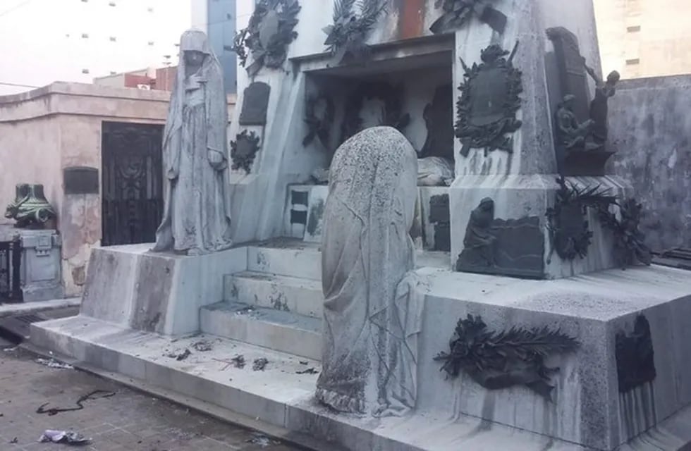 Así quedó el mausoleo de Ramón Falcón tras la explosión en el Cementerio de Recoleta. (Clarín)