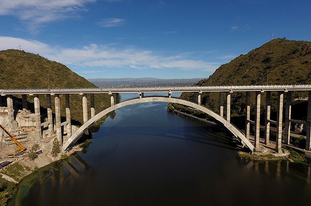 Se inaugura este lunes 8 la Autovia de Montaña, primer tramo, que tiene el puente sobre el Lago San Roque.