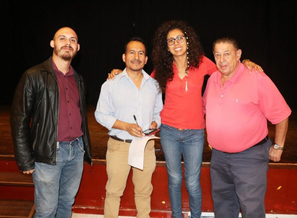 Esta noche se presenta en Palpalá la obra de teatro “Por la vía rápida”, dirigida por Roberto Cruz (derecha) y protagonizada por Juan Albesa (2° izq.).