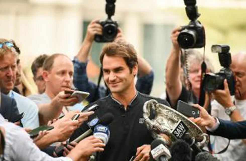El suizo Roger Federer hace declaraciones en el Royal Exhibition Building de Melbourne (Australia)u00a0tras imponerse en la final del Abierto de Australia a Rafael Nadal el 30/01/2017.rn(vinculado al texto de dpa 