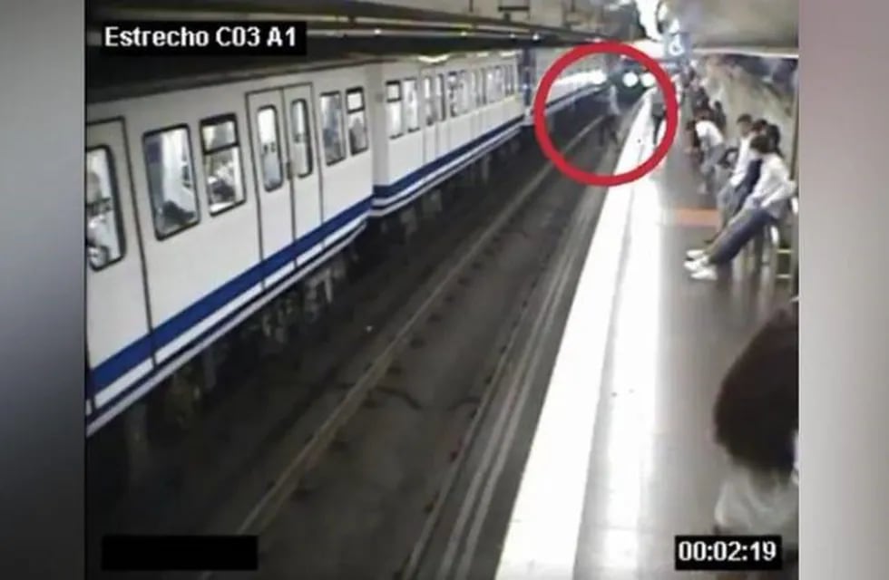 Una mujer cayó a las vías del subte cuando llegaba el tren por mirar su celular