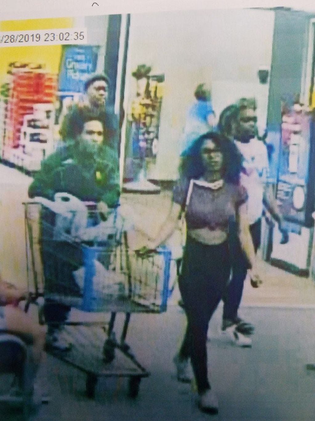 Quién es la joven que podría ir a la cárcel por lamer un balde de helado y guardarlo en una heladera de Walmart