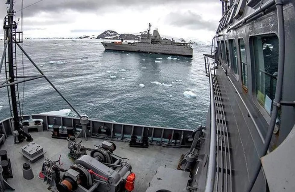 Aviso A.R.A "Islas Malvinas" y buque "Aquiles" de la Armad de Chile
@ArmadaArgentinaGacetaMarinera