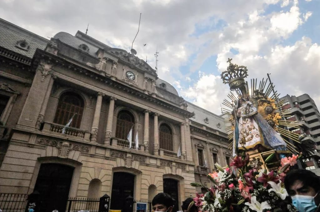 La imagen de la Virgen del Rosario de Río Blanco y Paypaya fue llevada en procesión, en torno a la plaza Belgrano.