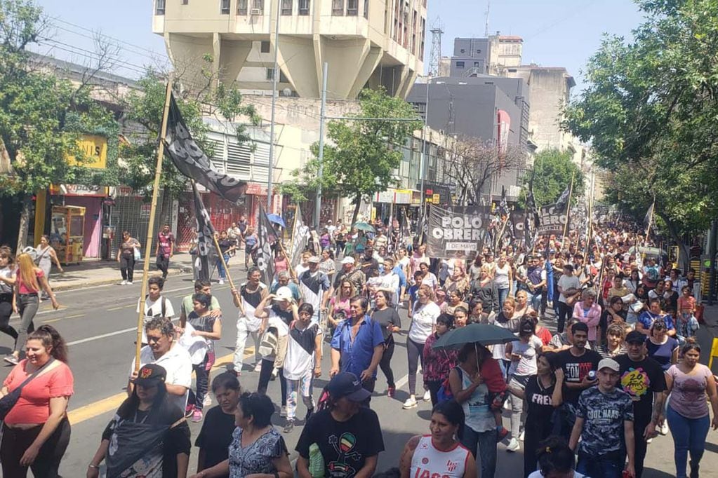 Marcha del Polo Obrero por las calles del centro de Córdoba. (Ramiro Pereyra / La Voz)