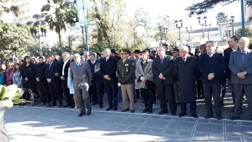 Autoridades de todos los Poderes, jefes militares y de las fuerzas de seguridad y representantes de instituciones civiles se congregaron en la plaza Belgrano para rendir honores al jefe del Ejército del Norte.