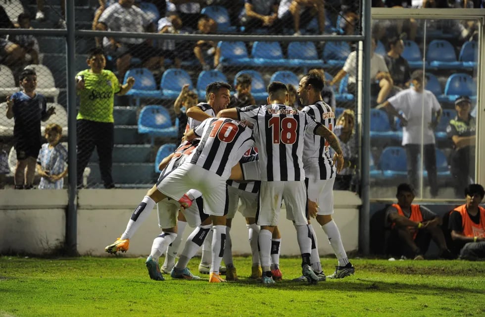 Todos abrazan a Nahuel Bustos, autor del 2-0 de Talleres en Tucumán (Télam).