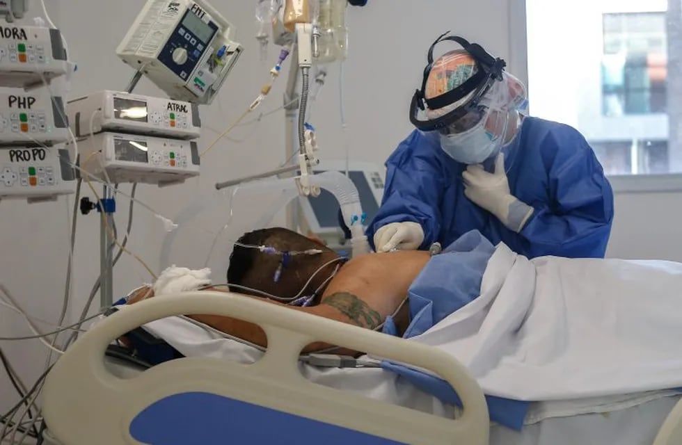 Una médica de Terapia Intensiva del Hospital Posadas realiza un control a un paciente con COVID-19, en Buenos Aires. (Foto: EFE/ Juan Ignacio Roncoroni)