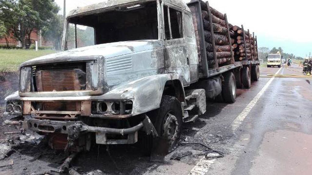 El fuego habría comenzado por una explosión en la caja de cambios.