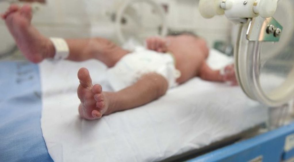 El bebé nació habiendo ingerido líquido meconial, por lo cual se intoxicó y tres días después murió.