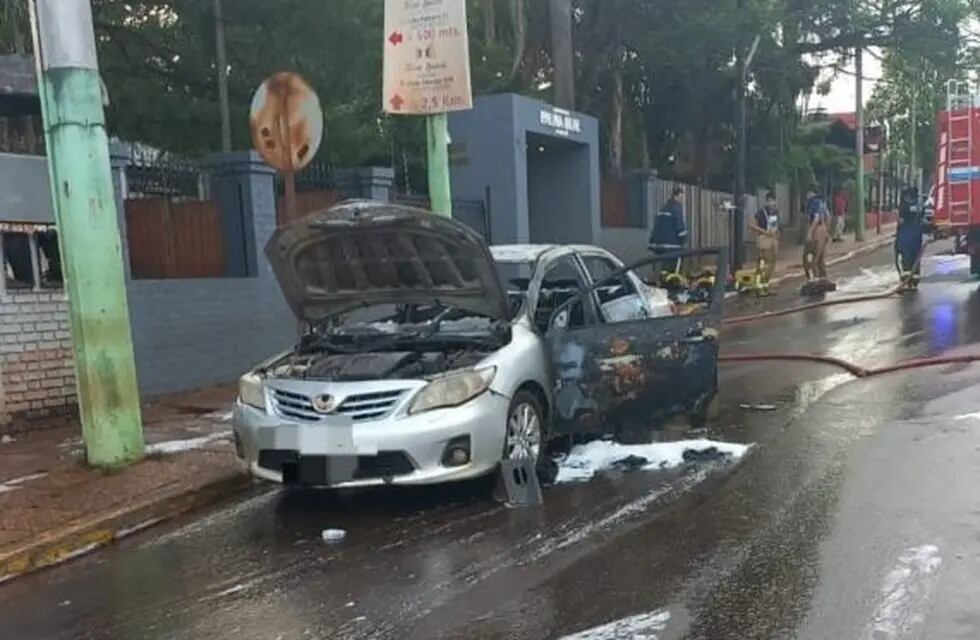 Puerto Iguazú: esperaba para cargar combustible y su automóvil ardió en llamas.