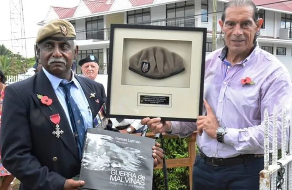 Roy Fonseka y Francisco Altamirano se reencontraron y se abrazaron fraternalmente 35 años después de la guerra en las islas Seychelles, en el Índico.  Roy le regaló una de las boinas del SAS y Francisco un libro con las fotos de Malvinas.