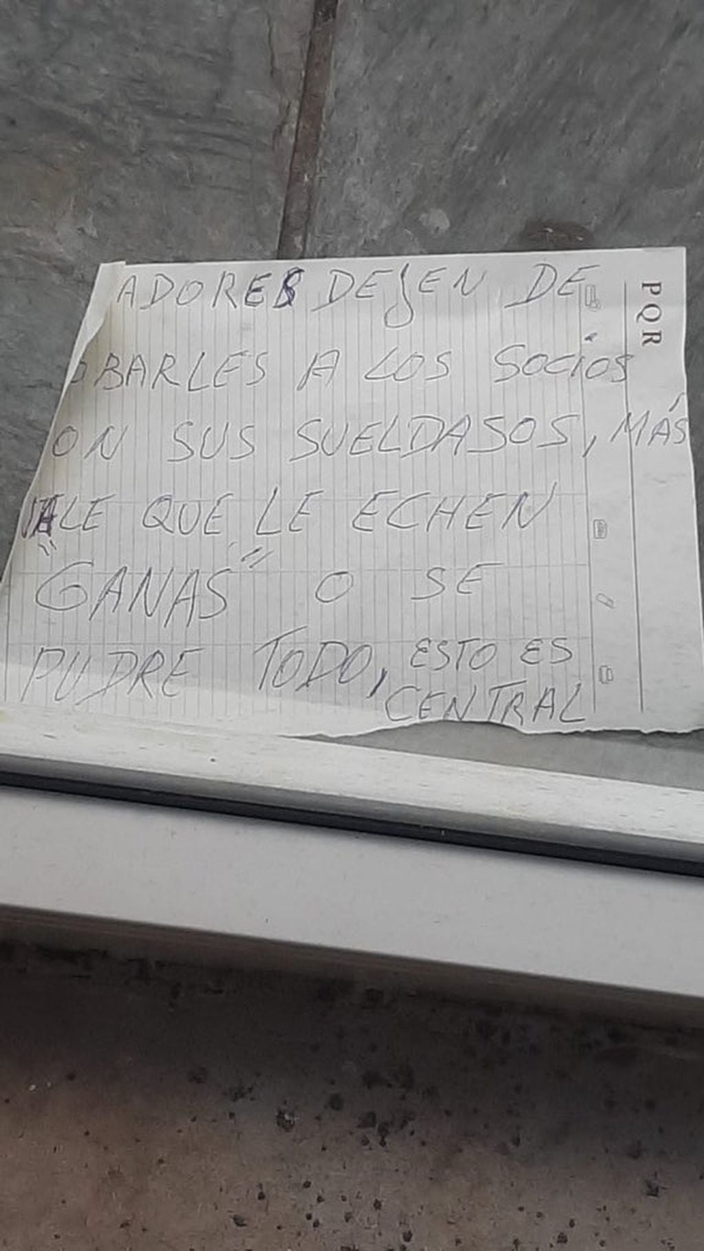 En la sede céntrica de Rosario Central dejaron un papel escrito a mano con amenazas a los jugadores.