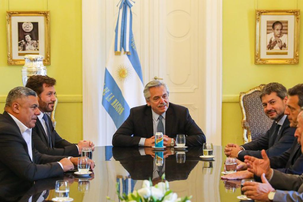 El presidente Alberto Fernández con su par de la AFA, Claudio Tapia. (EFE)