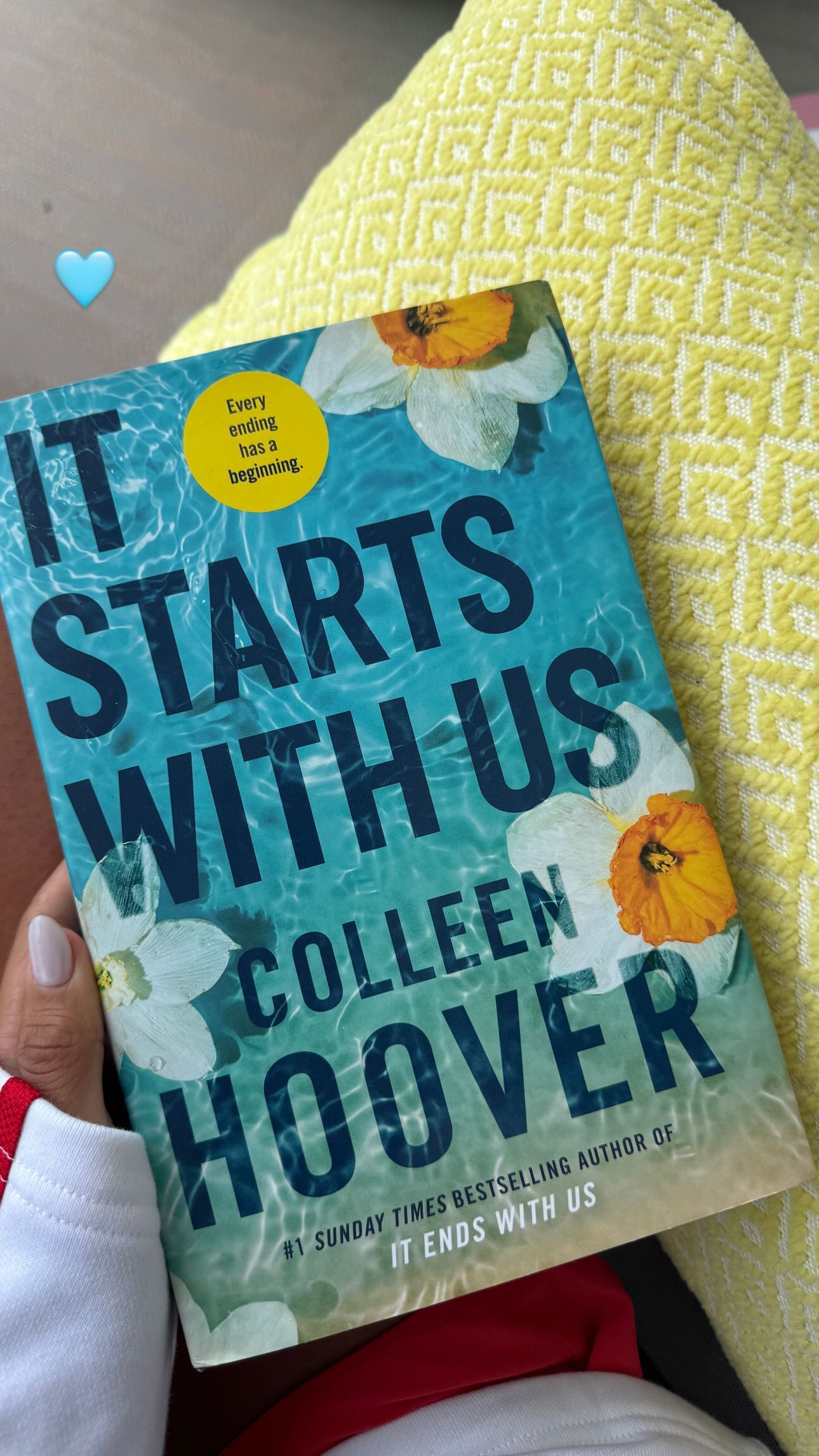 Antonela Roccuzzo publicó una foto de la portada de "Volver a empezar", la novela de Colleen Hoover.