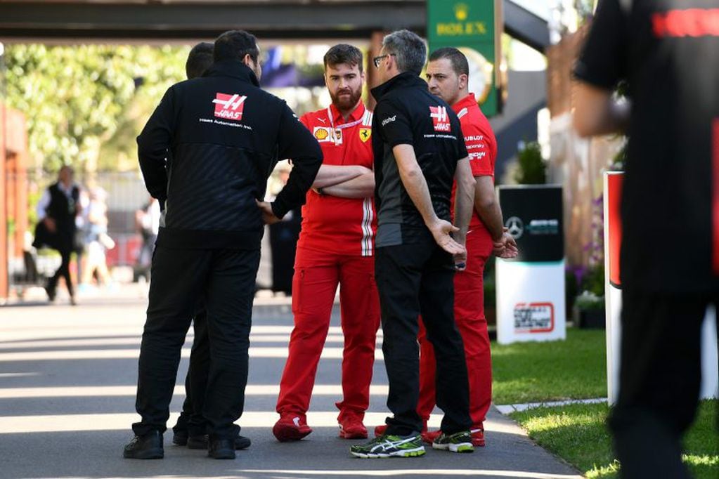 Miembros de Ferrari y Haas conversan en la previa del Gran Premio de Australia en Melbourne.