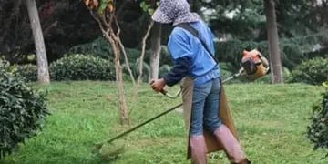 Insólito: amenazó de muerte a un cortador de pasto por “hacer ruido” a la siesta
