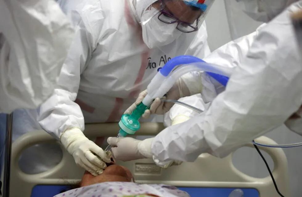 Doctors and nurses tube a COVID-19 patient to connect a ventilator in the ICU of the National Hospital in Itagua, Paraguay, Monday, Sept. 7, 2020. (AP Photo/Jorge Saenz)