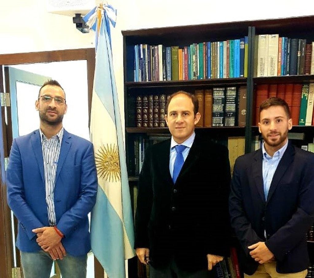 El embajador Mariano Caucino recibió en su despacho en Herzliya, Israel, al equipo de la Camilla Inteligente.