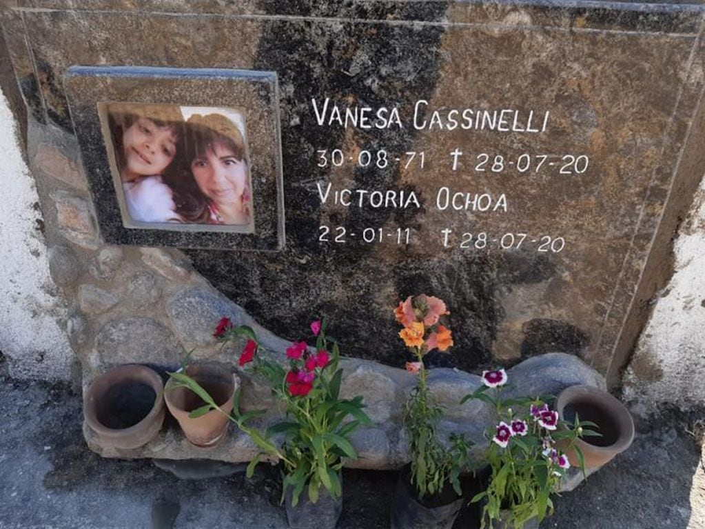 Sus visitas al cementerio son cotidianas. (Foto: Facebook / Antonio Valentín Ochoa.