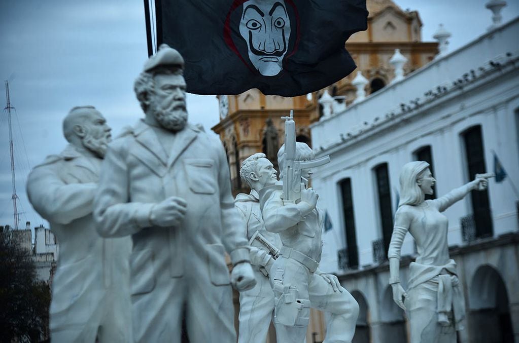 Los 5 caidos de la casa de papel  monumento en la plaza san martin foto pedro castillo