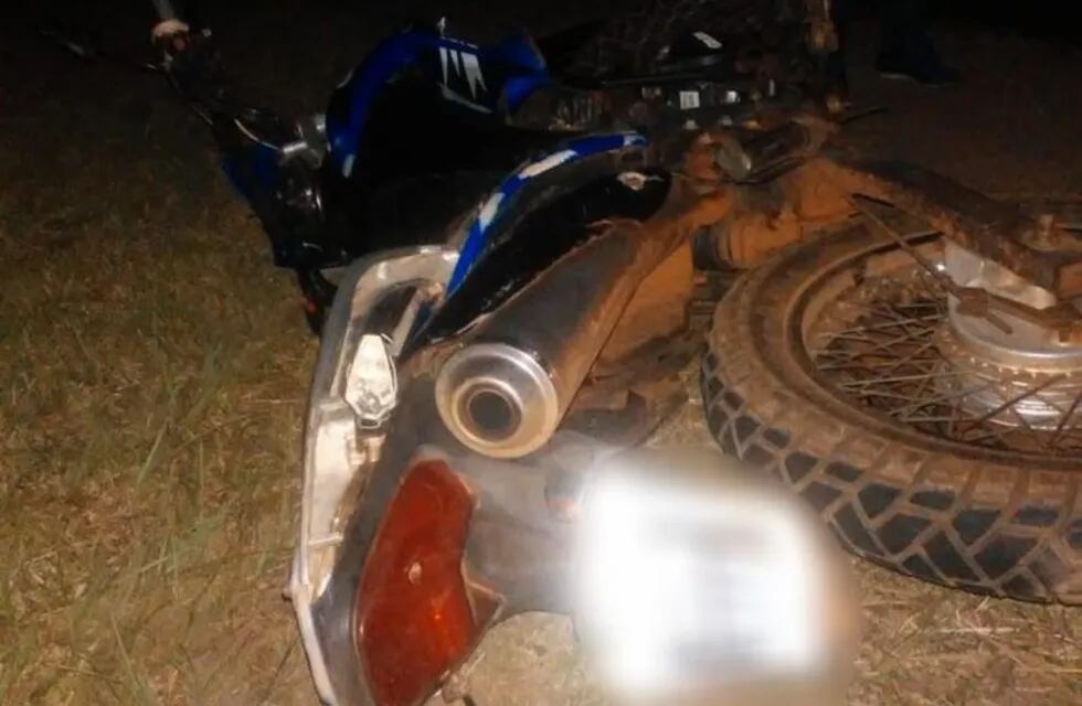 Despiste de una moto con el saldo fatal del fallecimiento de su conductor, este lunes 24 de febrero en Posadas. (Policía de Misiones)