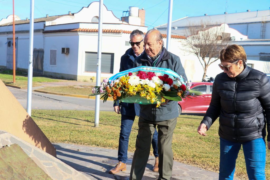 Tres Arroyos: Ofrenda floral en el monumento a Güemes