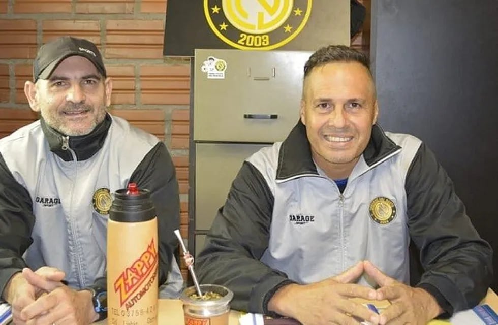 Sandro Bárbaro (derecha) dejó el cargo de entrenador de Crucero