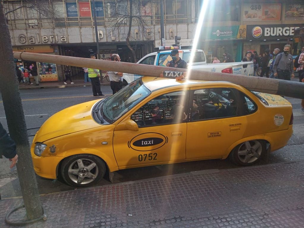 Un poste cayó sobre un taxi en la esquina de Colón y General Paz. (Gentileza)