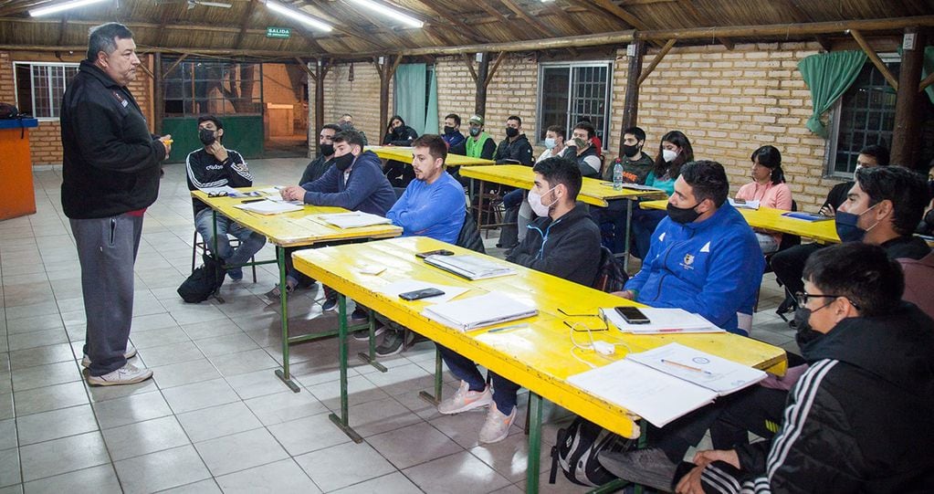 El club Cementista de Las Heras es uno de los lugares donde se dictan estas clases de arbitraje a cargo del instructor Darío Brusadín.