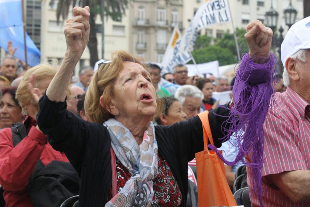 Jubilados se manifestaron frente a la sede de la Corte Suprema de Buenos Aires (Argentina), para reivindicar una mejora en sus pensiones, durante una jornada marcada por la resolución del alto tribunal sobre el índice aplicable para la actualización de las jubilaciones.  EFE/ Aitor Pereira.