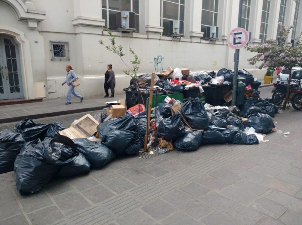 La basura acumulada en Córdoba por el paro general del martes 25 de setiembre.
