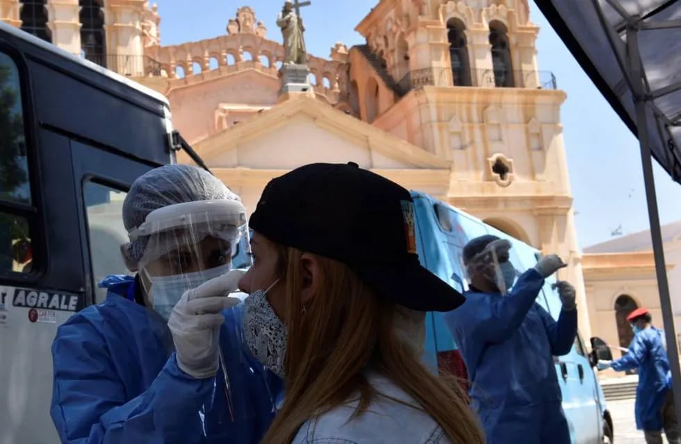 PCR. Desde el comienzo de la pandemia, en Córdoba se realizaron 438.528 hisopados. (Ramiro Pereyra / Archivo)