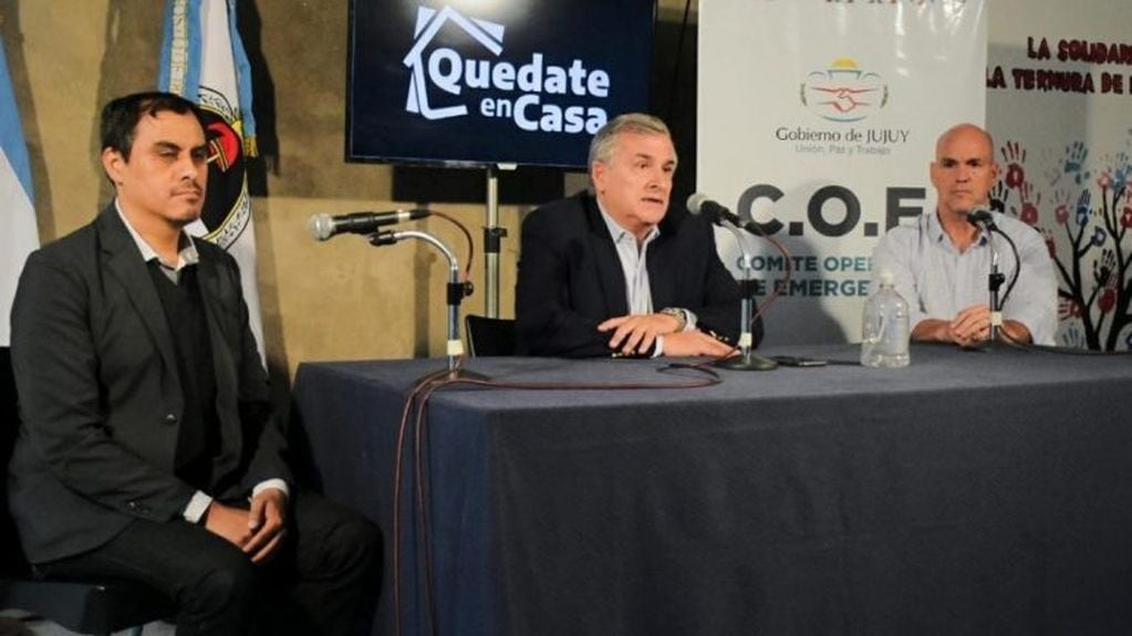 Omar Gutiérrez, director del COE; el gobernador Morales y el ministro de Seguridad, Ekel Meyer, al momento de comentar las últimas novedades en la lucha contra el COVID-19.