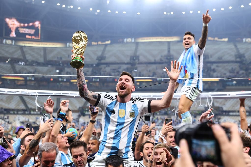 Lionel Messi celebra con la Copa del Mundo en sus manos. El momento más esperado. (Tom Weller/dpa)