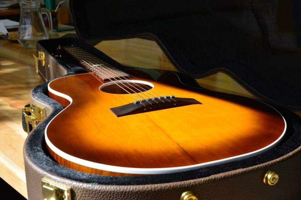 Guitarra diseñada con madera de lenga fueguina