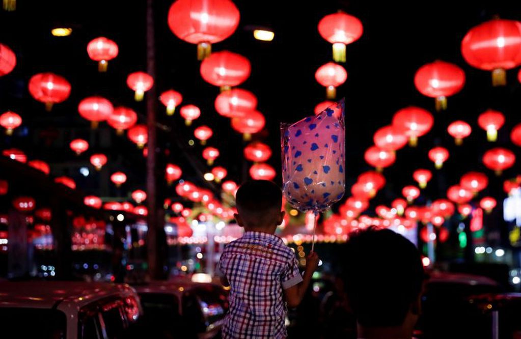 Una calle decorada con farolillos rojos con motivo de los preparativos de la celebración del Año Nuevo lunar chino