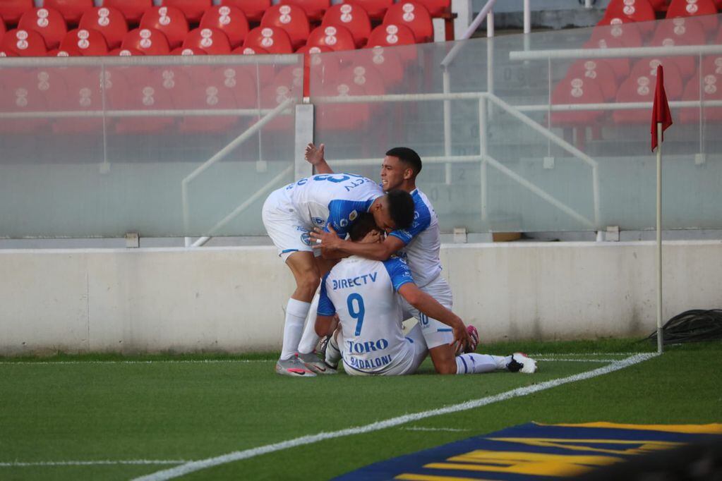Godoy Cruz derrotó 4-1 a Independiente en Avellaneda i sigue trepando en las posiciones.