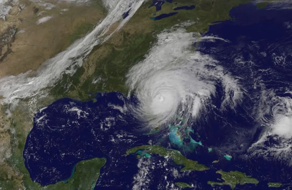 MIAMI (FL, EEUU), 5/10/2016.- Imagen satelital de la NASA que muestra cómo la pared occidental exterior del ojo del huracu00e1n de categoría 3 Matthew que continu00faa golpeando hoy la costa noreste de Florida con vientos mu00e1ximos de 120 millas por hora (195 km/h)